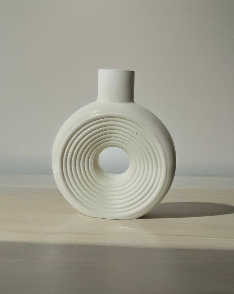 Moderni pyöreä kipsivaasi