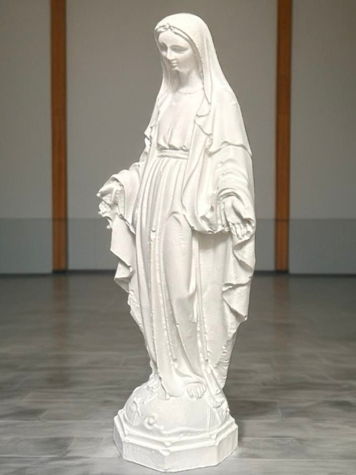 Käsintehty kipsi-sementtiveistos