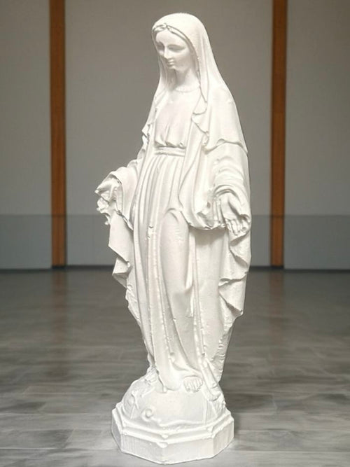 Käsintehty kipsi-sementtiveistos