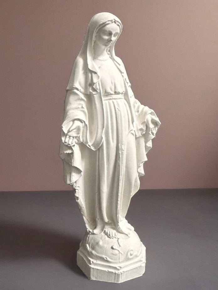 Käsintehty kipsi-sementtiveistos